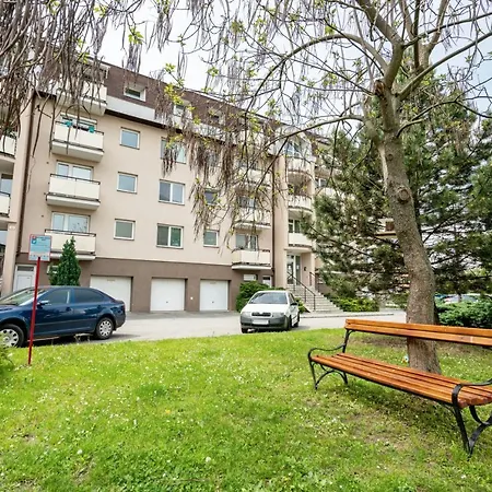 Zlatovska Apartamento *